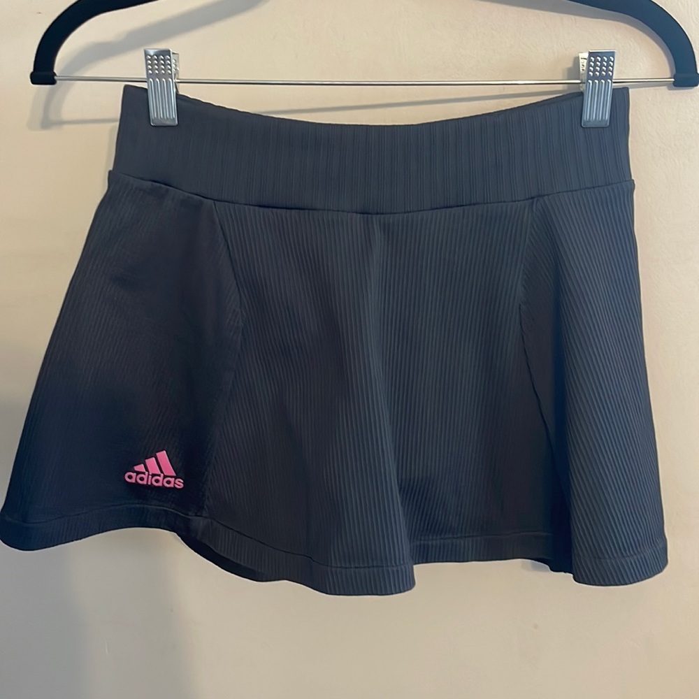 Closet closing Adidas Black Tennis Skirt Built in Shorts Sz Sm